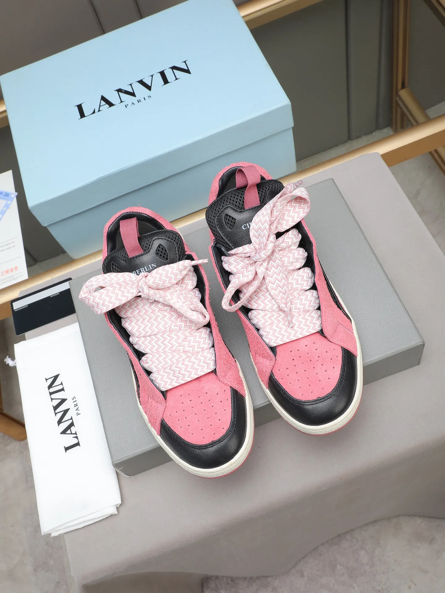 Men's shoes 💰640 [LANVIN] The latest fashionable item! High quality CLAY series‼ ️ The latest trendy products of the season 🌈Many bloggers have planted grass and purchased the original open-mold customization. The upper and outsole are sewn with mark threads without edge sealing. Multiple material splicing combination design. Very versatile for fashionable and casual wear. Comfortable on the feet. Self-recommended. Upper cowhide + cow suede + breathable mesh lining. Foot-padding cowhide. Exclusive original open-mold clear logo rubber outsole ⚠️38-44 (customized for 45)